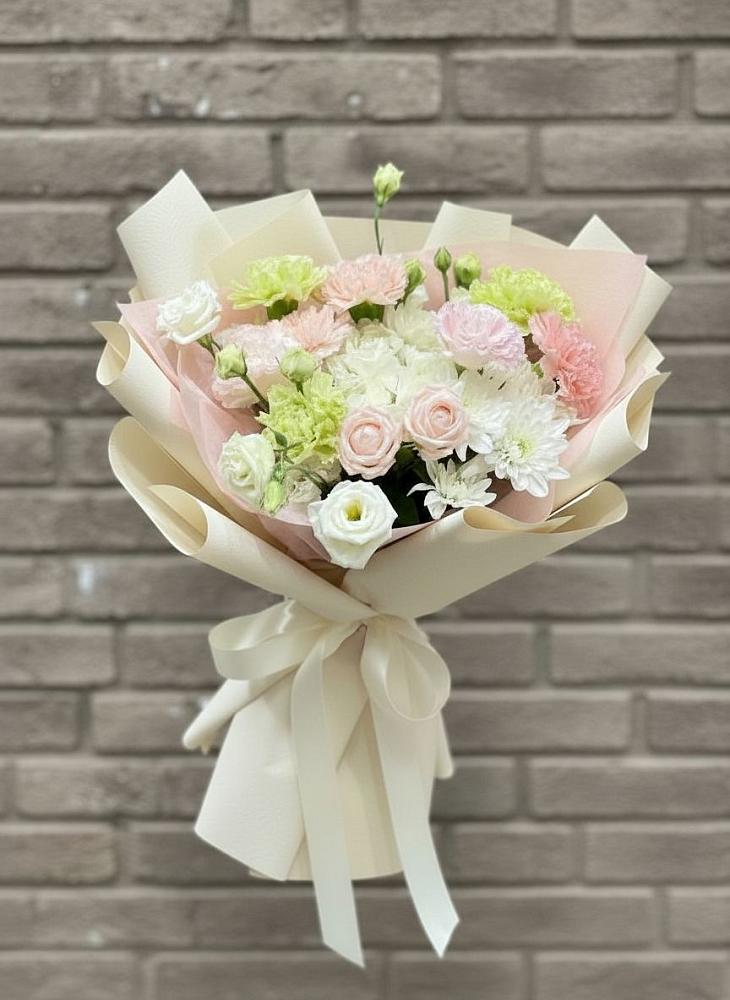 Букет цветов из: Гвоздики, Розы, Лизиантусы и Хризантемы в Базарный Сызган